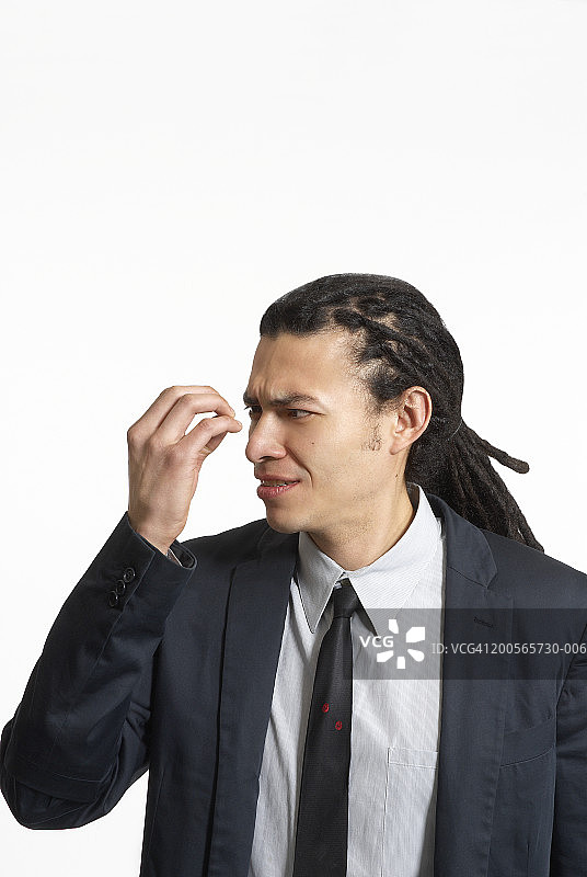 年轻男人看着手部特写图片素材