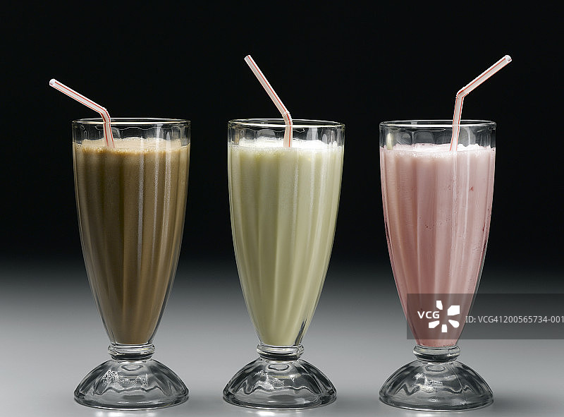 香草、草莓和巧克力奶昔图片素材