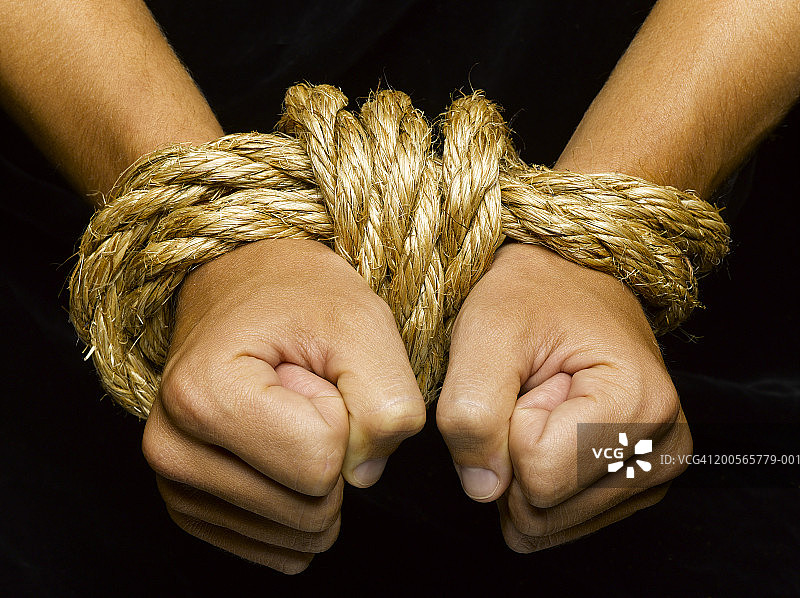 用绳子绑在一起的男人手腕特写图片素材