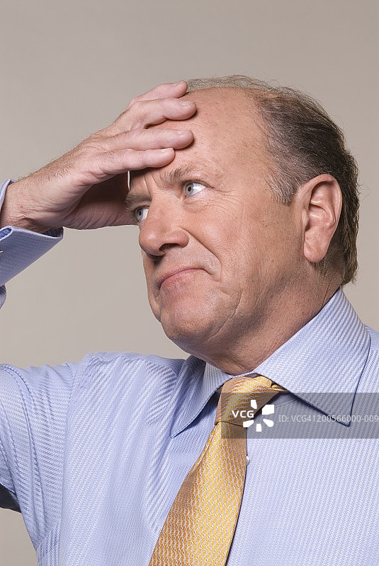 手放在头上的商人图片素材