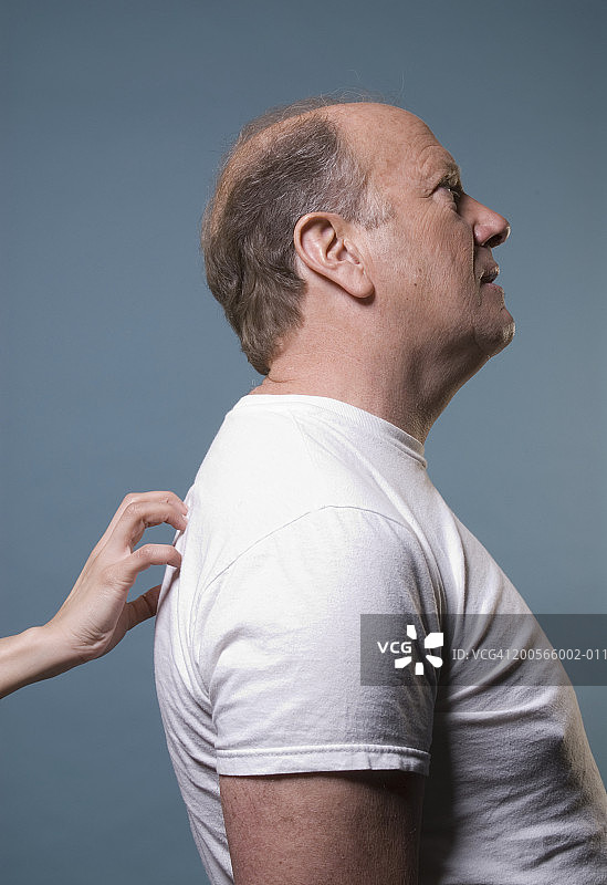 女人用手挠中年男人的背，侧视图图片素材