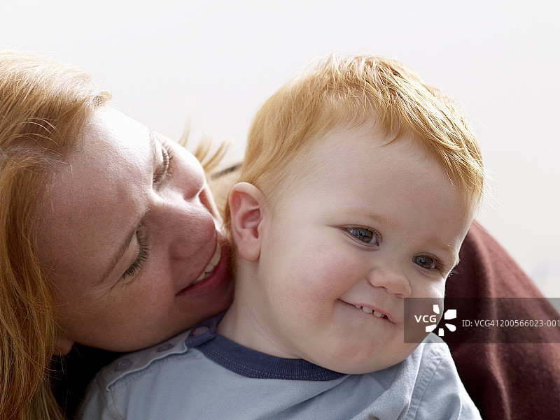母亲拥抱幼儿儿子（21-24个月）特写图片素材