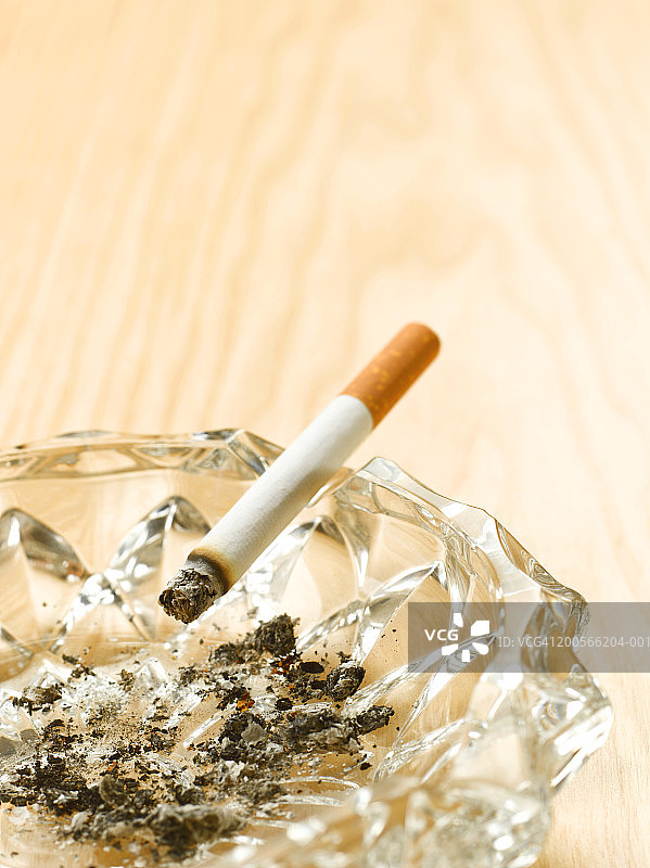 切割玻璃烟灰缸里的香烟图片素材
