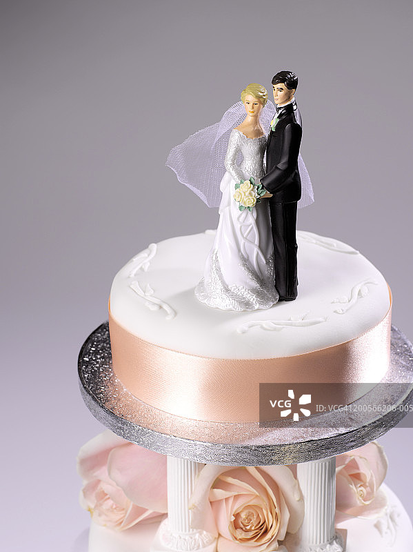 婚礼蛋糕上的新娘和新郎模型图片素材