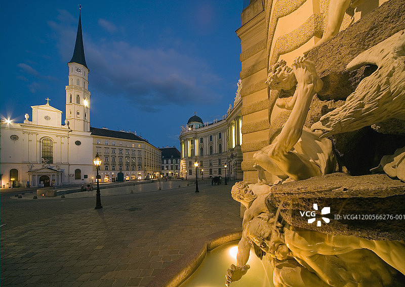 奥地利维也纳，米歇尔广场的万德布伦嫩喷泉和米歇尔教堂，黄昏图片素材