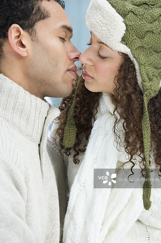 即将接吻的年轻夫妇特写图片素材