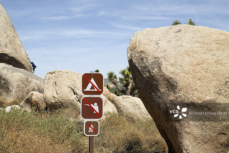 美国加利福尼亚州约书亚树国家公园，岩石前的禁令标志图片素材