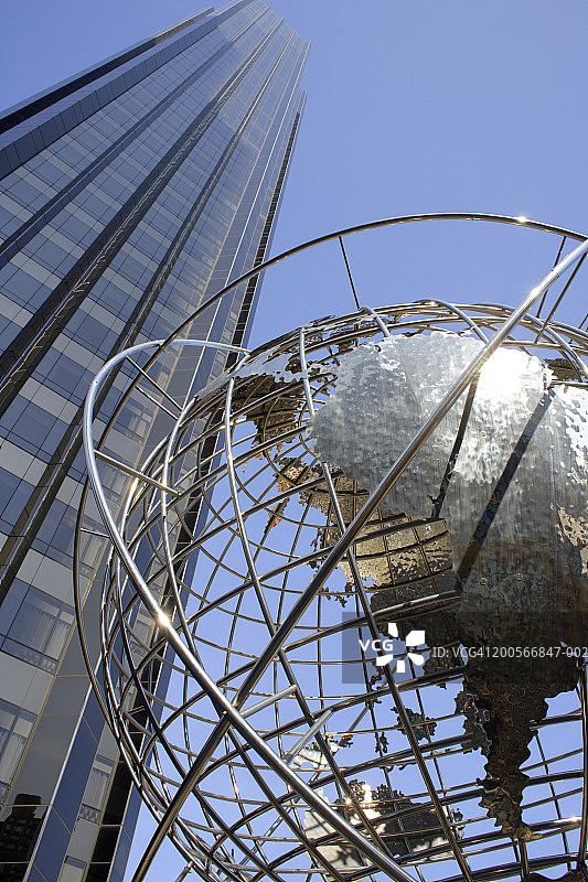 美国纽约：地球仪与摩天大楼仰视图片素材