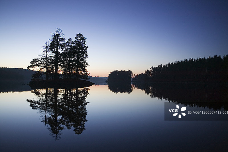 西曼兰格雷肯湖：瑞典西南部，傍晚湖中的岛屿图片素材