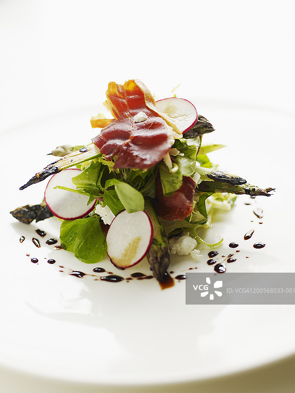 烤雅基马芦笋配山羊奶酪火腿和12年香醋图片素材