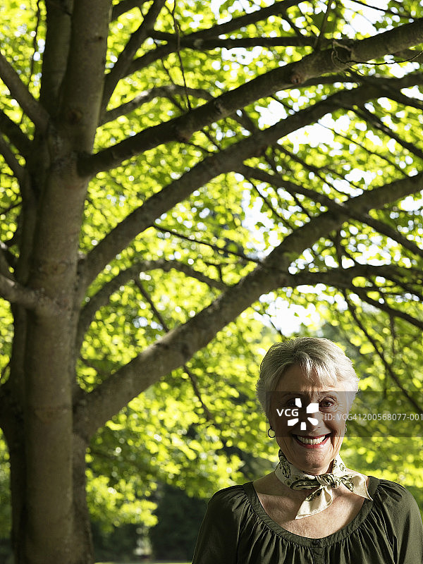 微笑的年长女人特写肖像图片素材