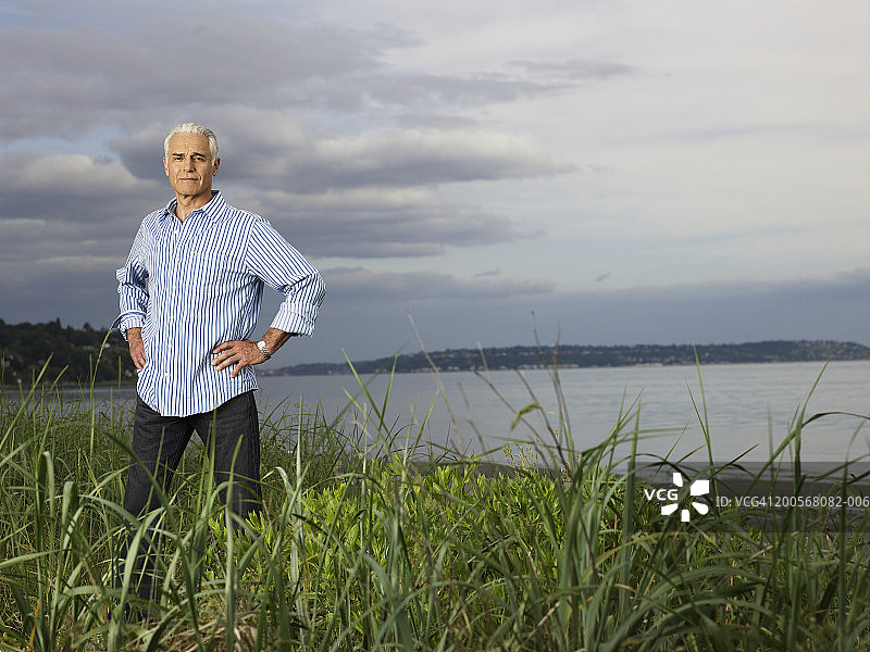 手扶臀部的老年男人肖像图片素材