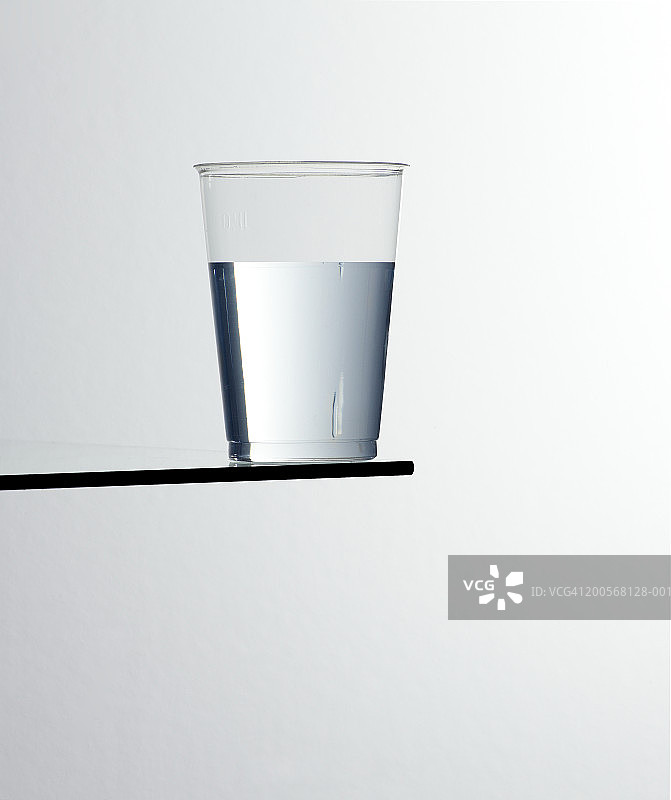 桌子边缘的水杯特写图片素材