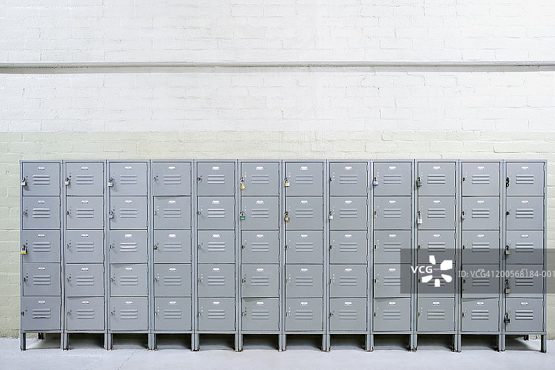 成排的挂锁储物柜靠墙排列图片素材