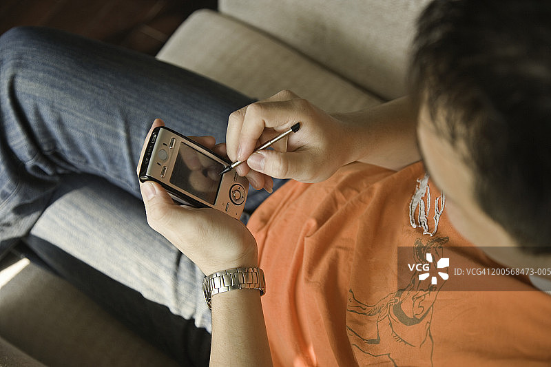 男子坐着使用掌上电脑的俯视图图片素材