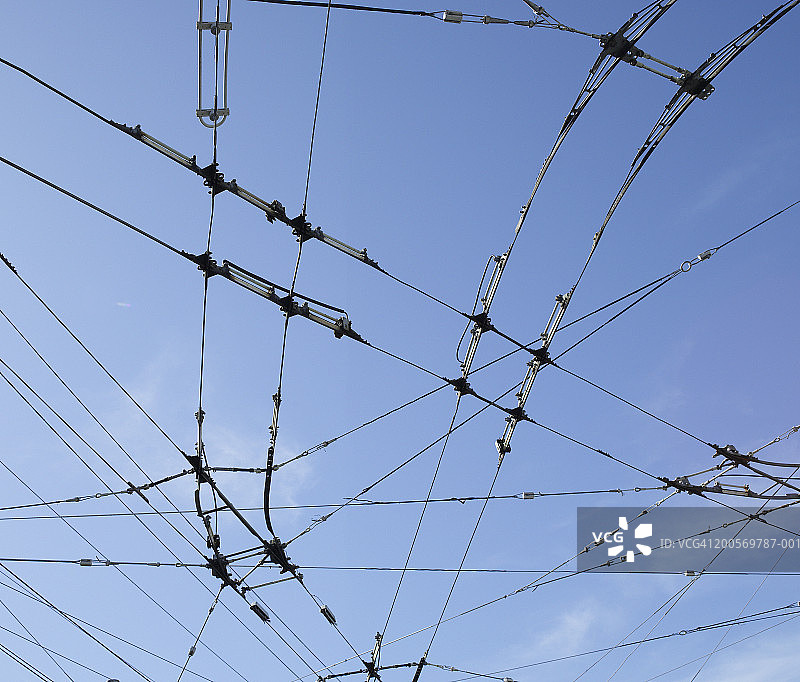 用于电动巴士的电力线，低角度视图图片素材