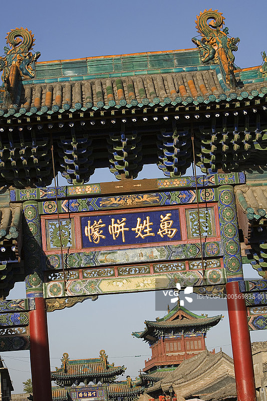 通往孔庙的门（背景为寺庙）图片素材