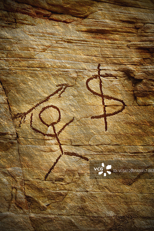 洞穴墙壁上的火柴人与美元符号示意图图片素材