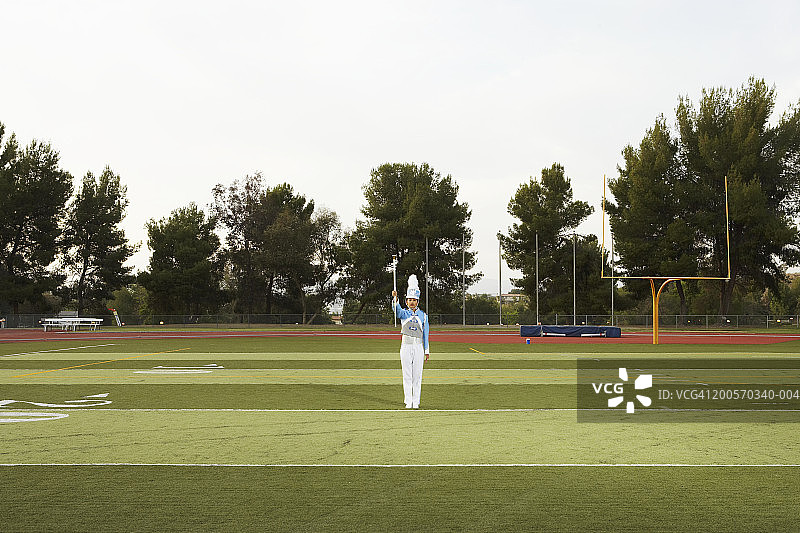 在足球场上穿着全套制服的女性游行乐队成员图片素材