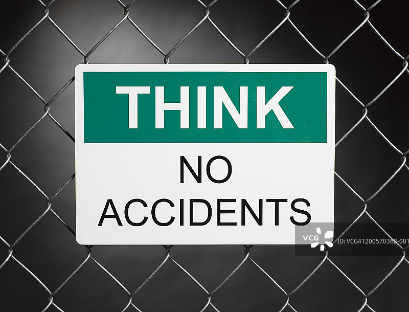 围栏上的“三思而行，避免事故”标牌图片素材