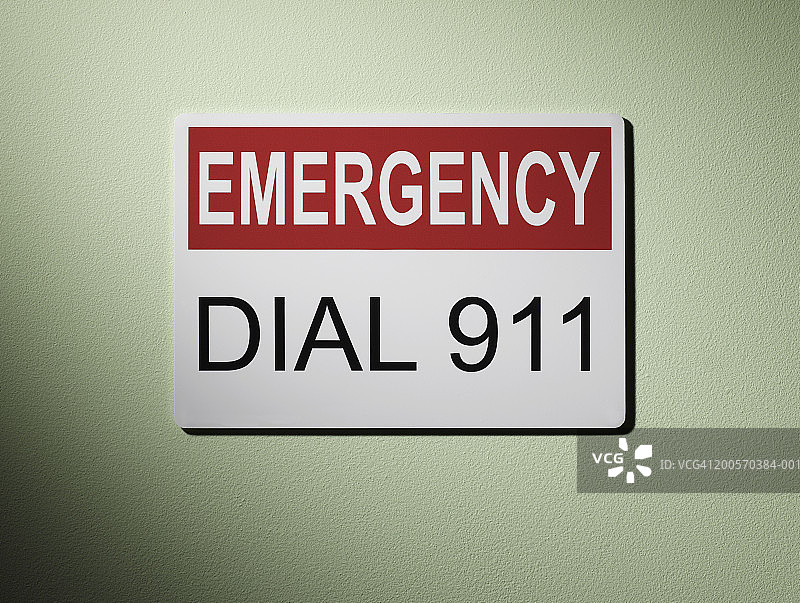 墙上的“紧急呼叫911”标志图片素材