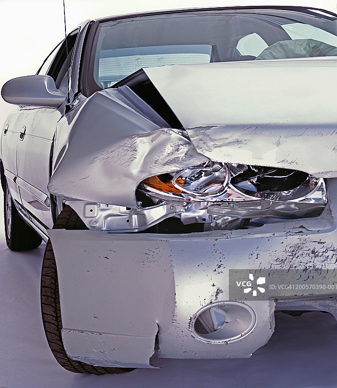 银色汽车受损的引擎盖和保险杠图片素材