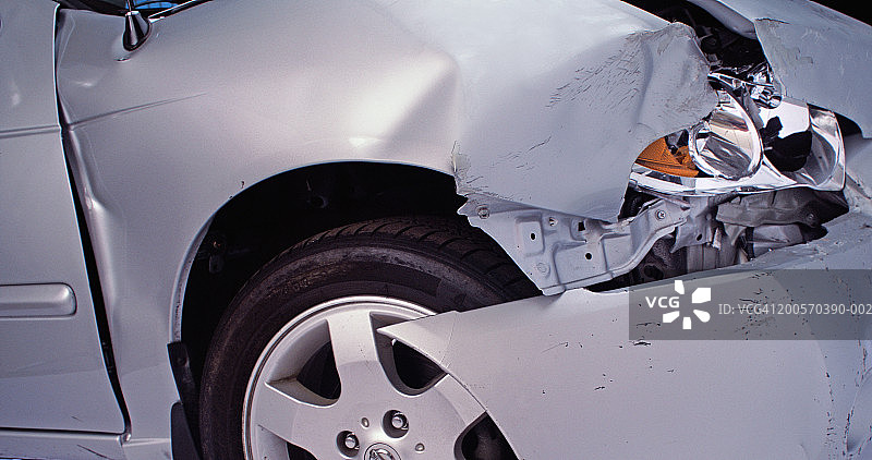 银色汽车损坏的引擎盖和保险杠特写图片素材