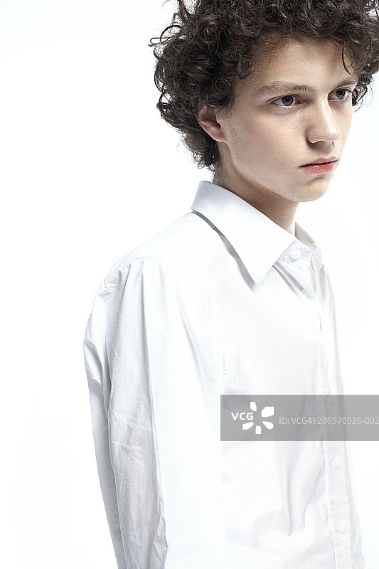 穿着白衬衫的年轻男人特写图片素材