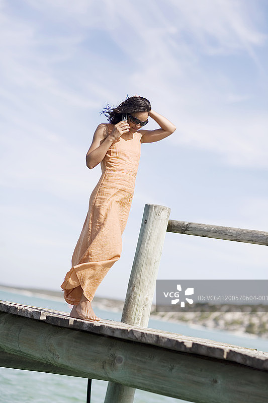 在码头上使用手机的女人图片素材