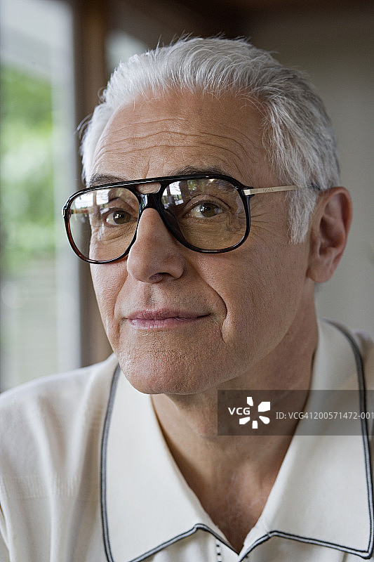 戴着眼镜的年长男人特写肖像图片素材