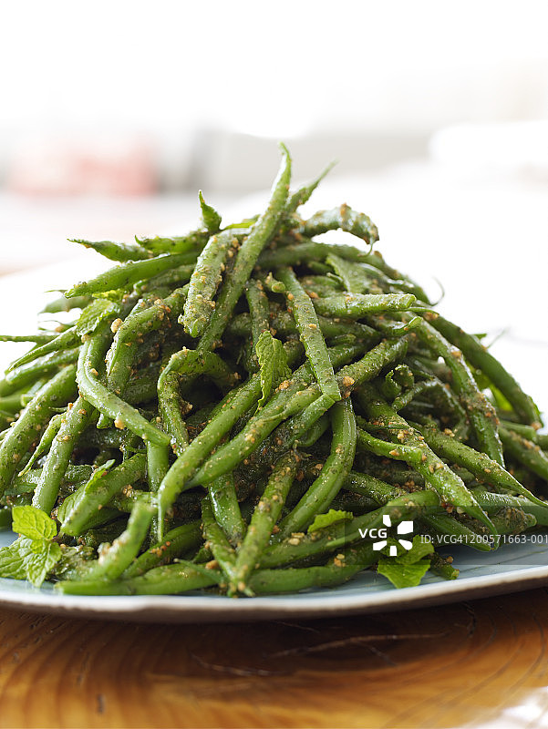 特写镜头：绿豆配香蒜酱图片素材