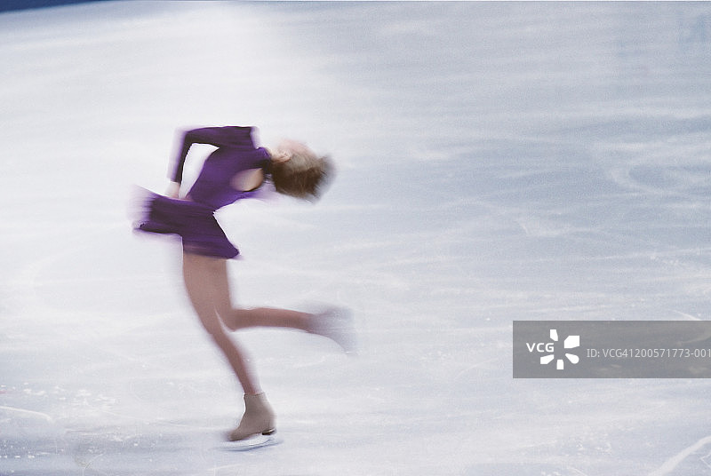 女子在冰上旋转滑冰图片素材