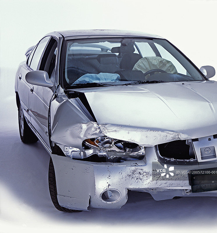 前端损坏且安全气囊已弹出的银色轿车图片素材