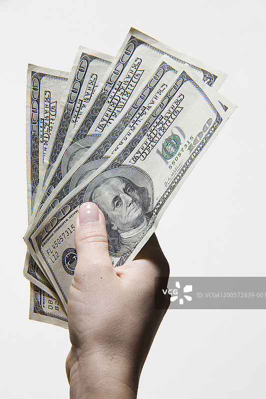 女人拿着五张美国一百美元钞票图片素材