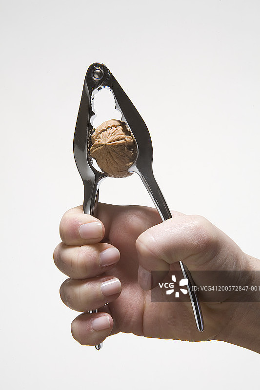 女人敲核桃特写图片素材