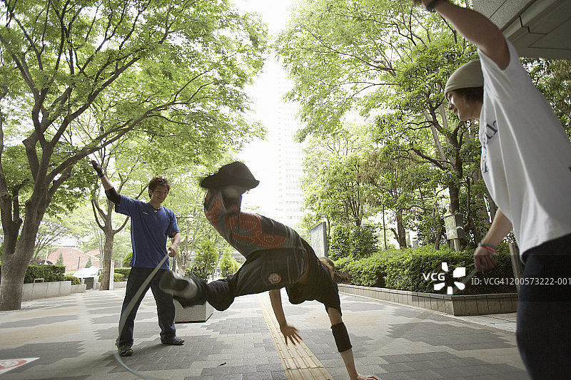 年轻男子跳双摇绳图片素材