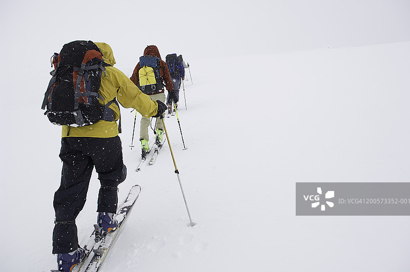 攀登斜坡的滑雪者（后视图）图片素材