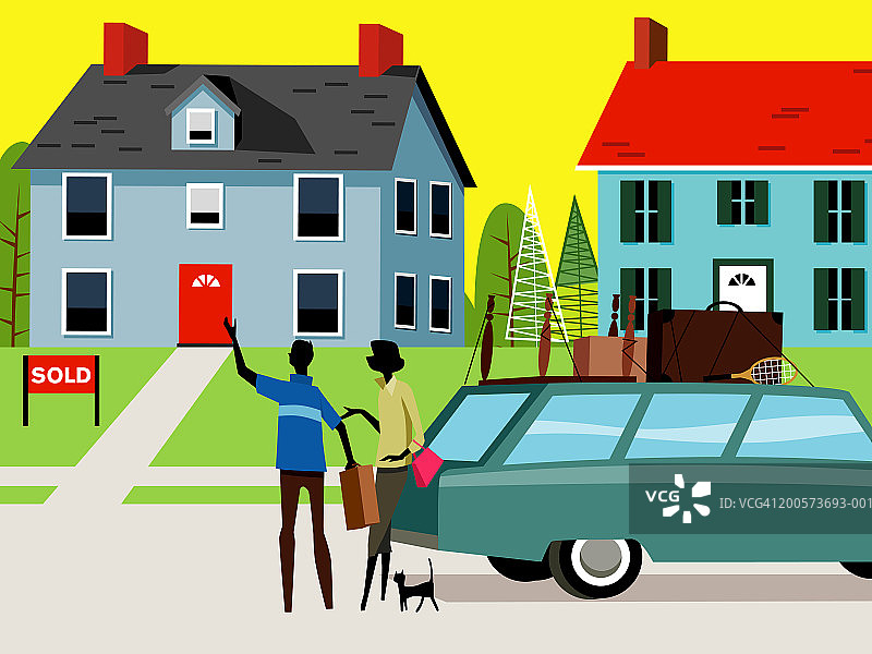 男人和女人站在挂着“已售”牌子的房子前图片素材