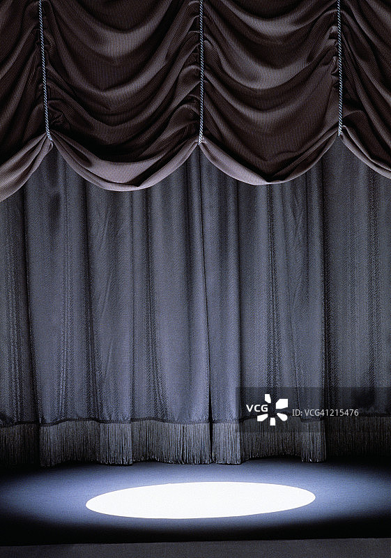 聚光灯照亮的空舞台图片素材