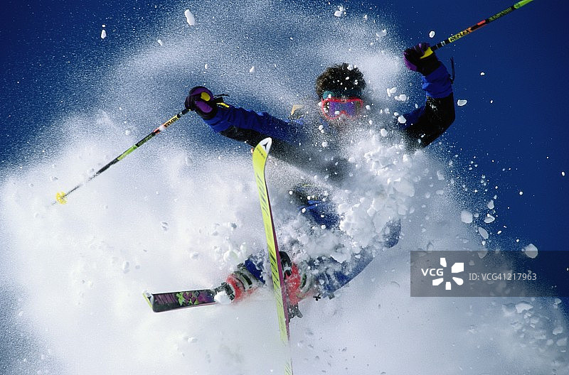 滑雪者踢起雪花图片素材