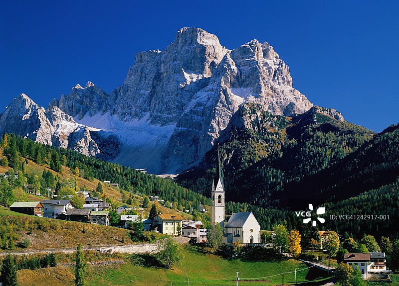 意大利多洛米蒂山塞尔瓦迪卡多雷佩尔莫山图片素材