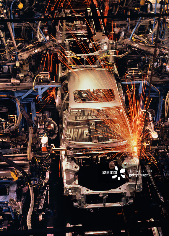 机器人在生产线上焊接车身图片素材