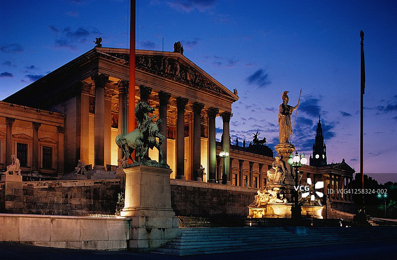 奥地利维也纳议会大厦黄昏时分的灯光图片素材