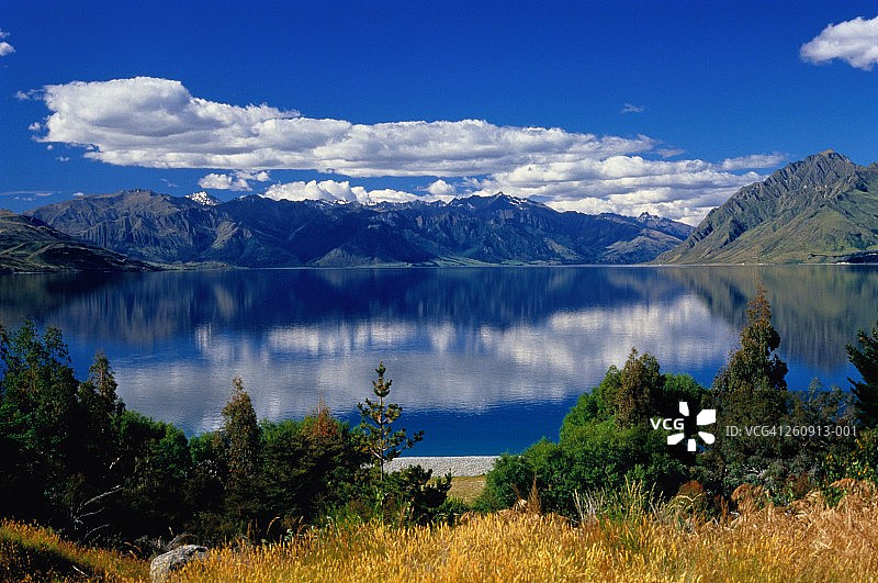 新西兰，南岛，Hawea湖，背景是山脉图片素材