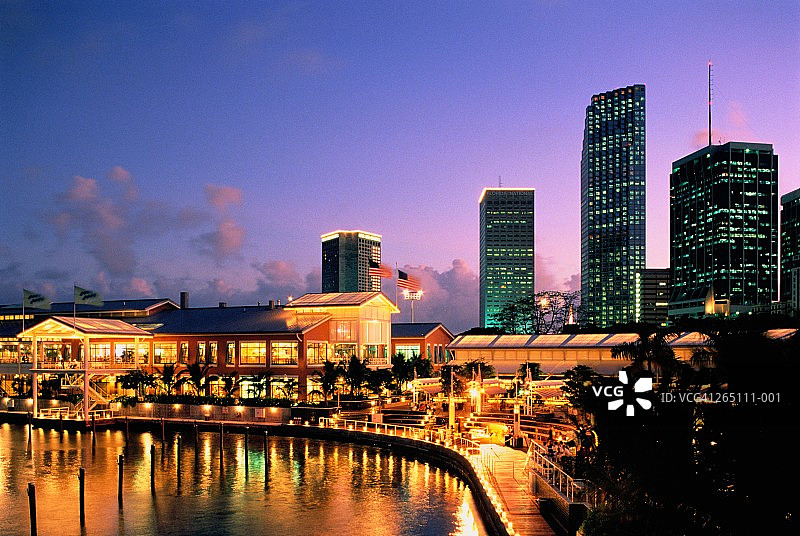美国佛罗里达州迈阿密天际线黄昏景色，前景码头灯火通明图片素材