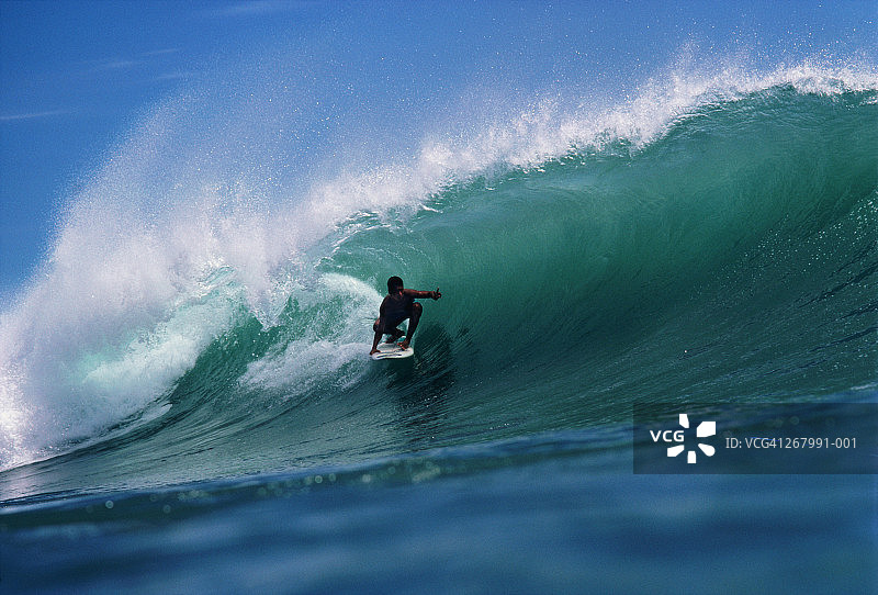 冲浪者在行动图片素材