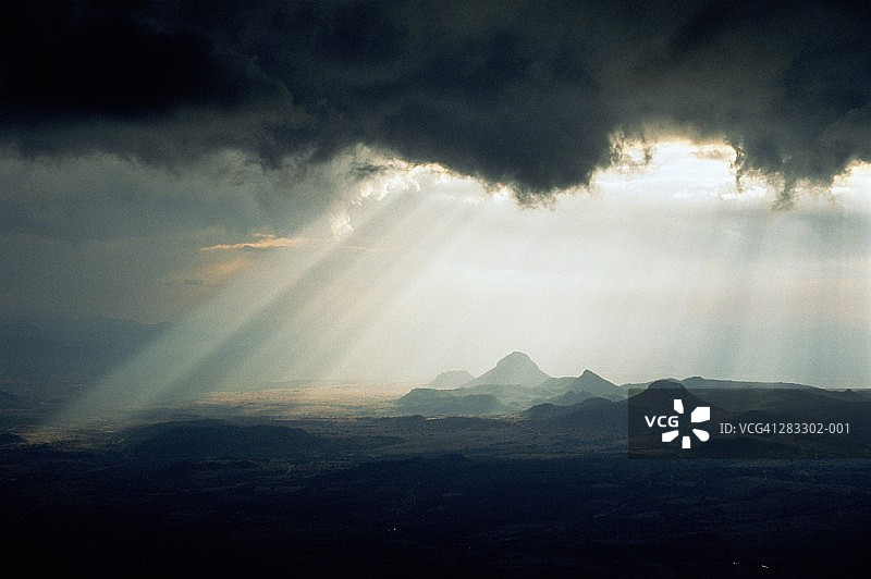 阳光穿透津巴布韦尼扬加东部高地乌云图片素材