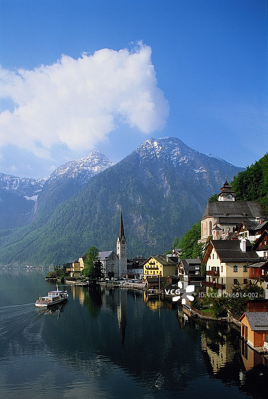 奥地利哈尔施塔特村庄和湖泊，达赫施泰因山脉背景图片素材