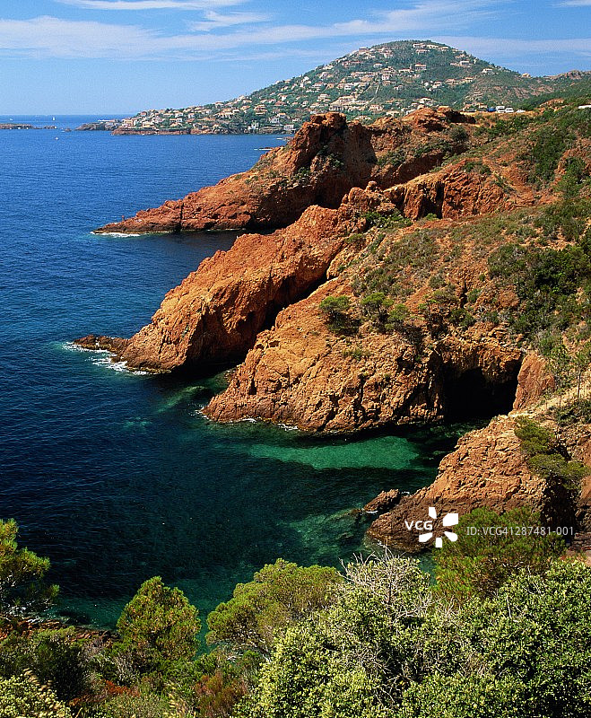 法国瓦尔埃斯特雷尔海滨公路红角海岬岩石海岸线图片素材