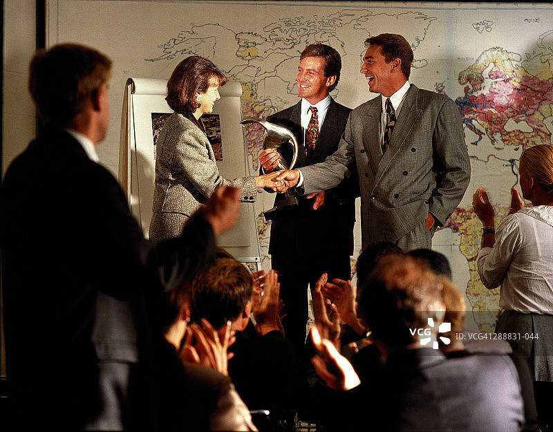 商业研讨会颁奖，男女握手图片素材